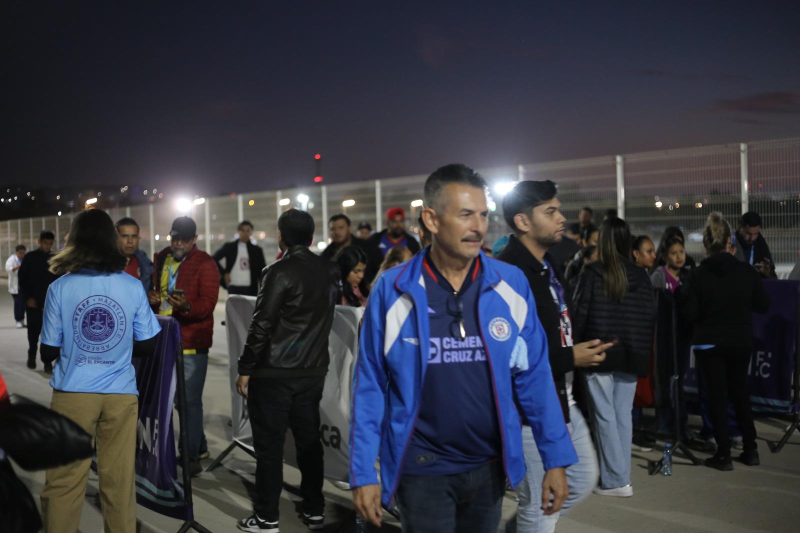 $!La hinchada se hace presente para el choque entre Mazatlán y Cruz Azul
