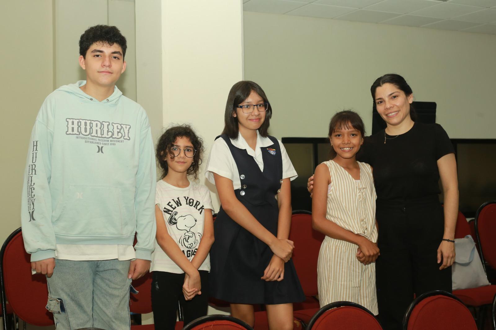 $!Leonardo Hernández, Viktoria Jara, Victoria Bustamante, Valeria Pineda y Maritza Cisneros.
