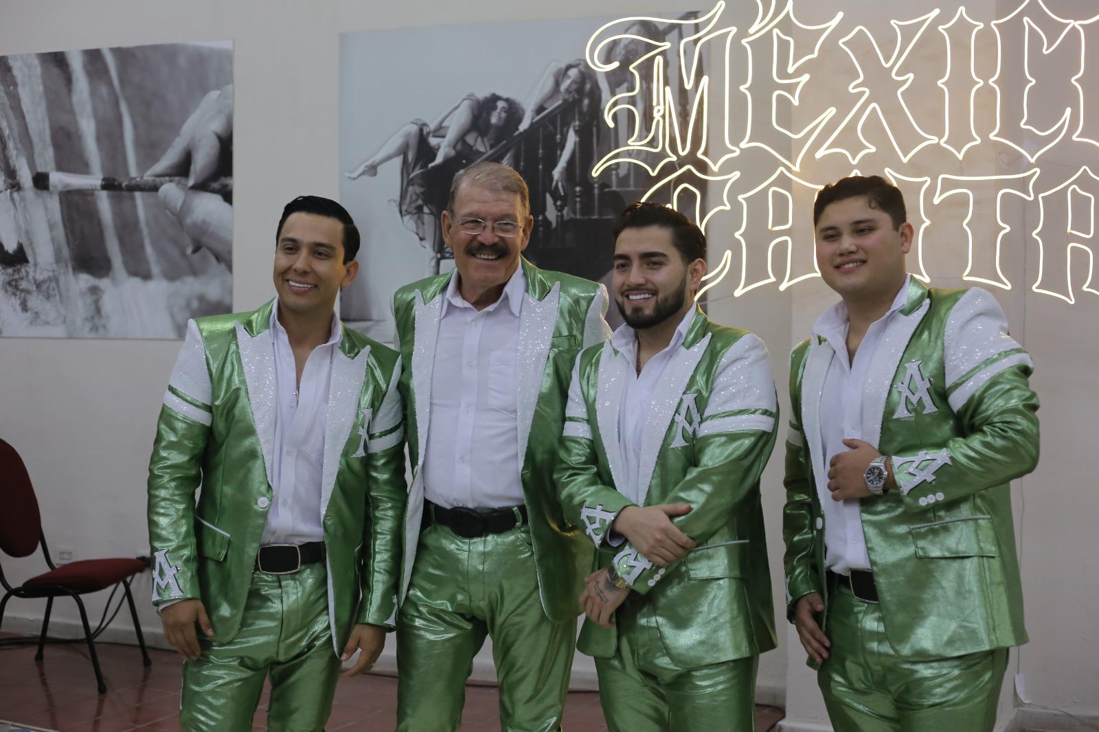 $!René Camacho entre los vocalistas Esau García, Julio Haro y Max Cervantes, quienes forman parte de la nueva etapa de la agrupación.