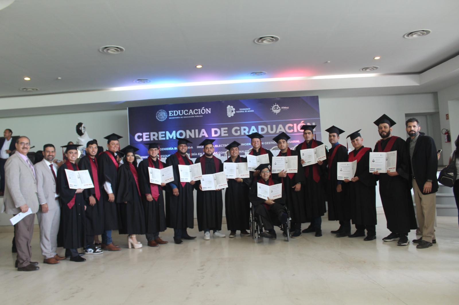 $!Algunos de los egresados con sus diplomas.