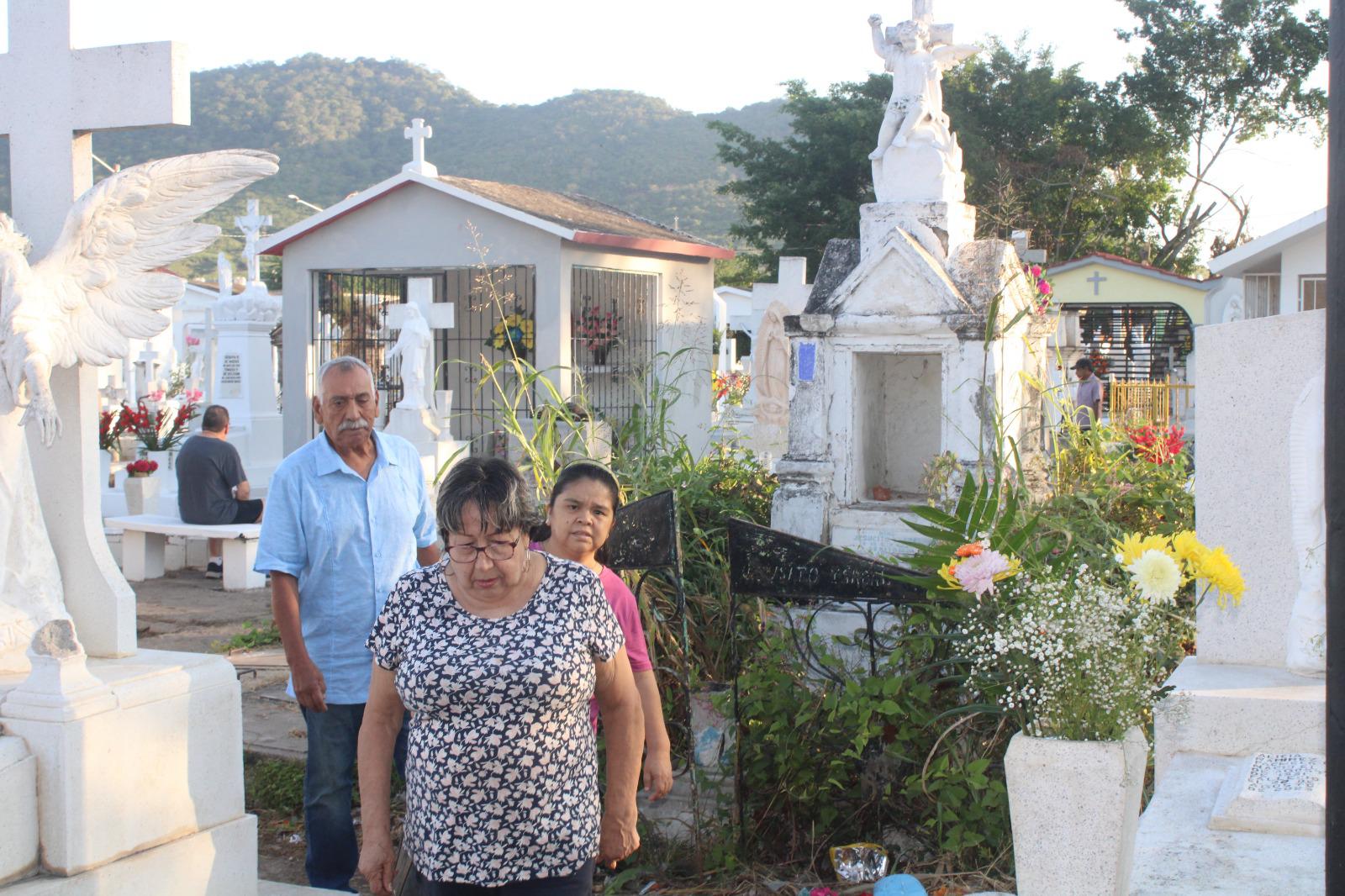 $!Panteón municipal de Rosario tiene concurrido Día de Muertos