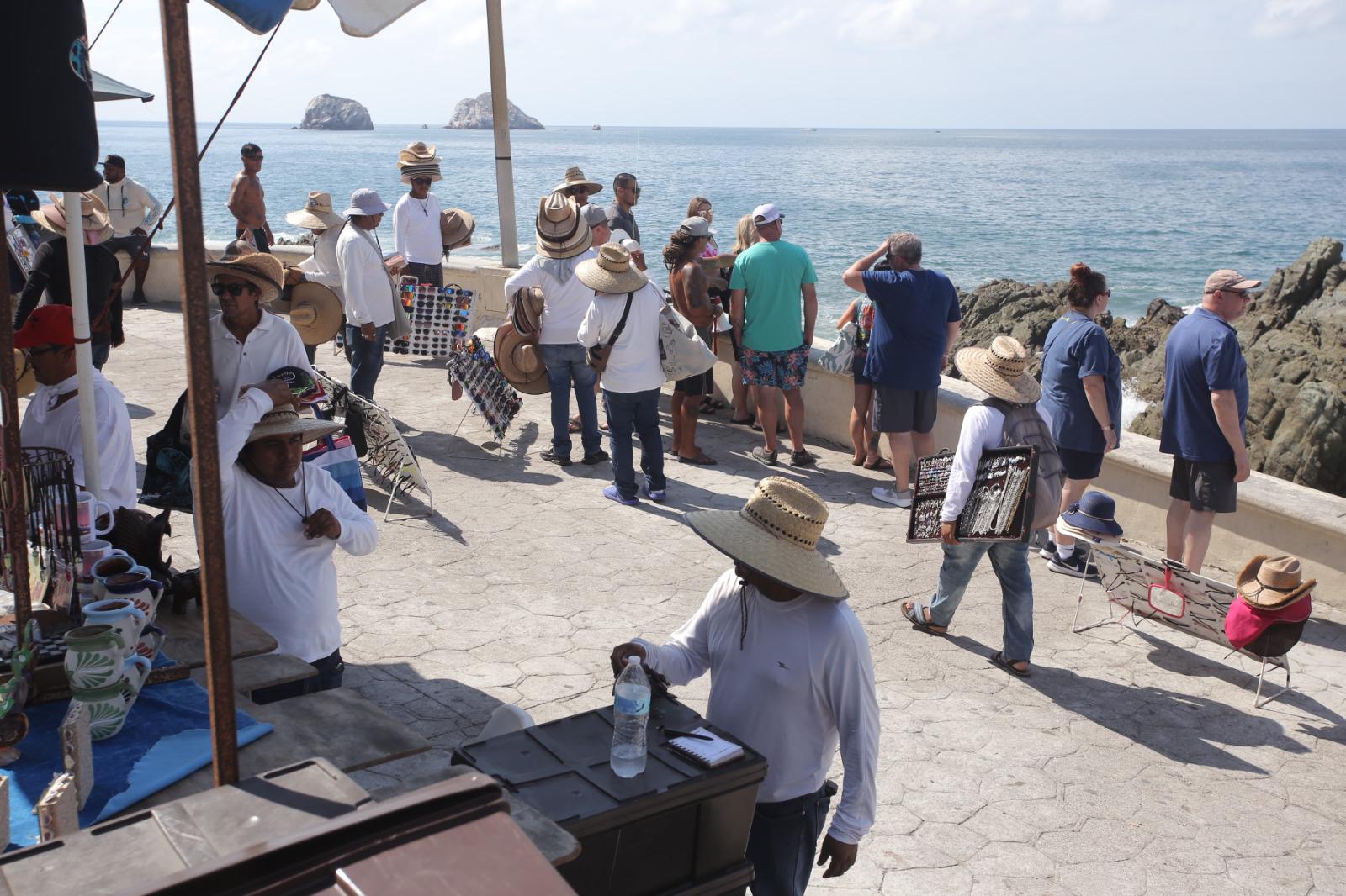 $!Recibe Mazatlán al crucero Navigator of the Seas, con 4 mil visitantes