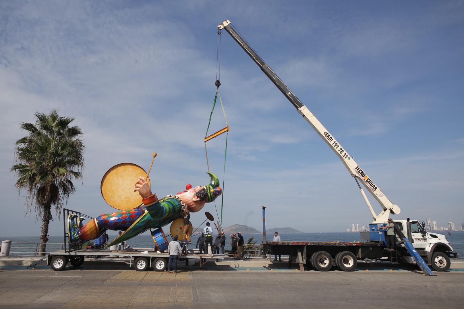 $!Inicia instalación de primeros monigotes del Carnaval de Mazatlán 2026