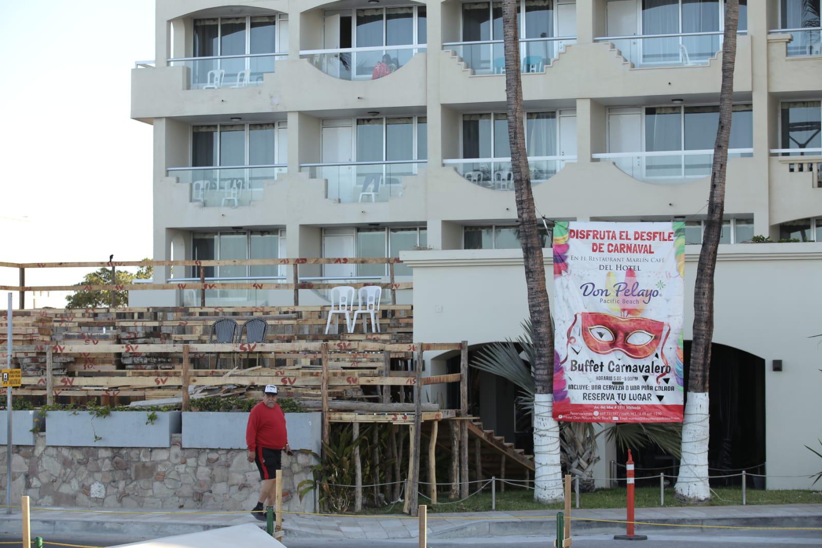 $!Inundan el paseo costero con templetes, carpas y puestos previo al inicio del Carnaval de Mazatlán