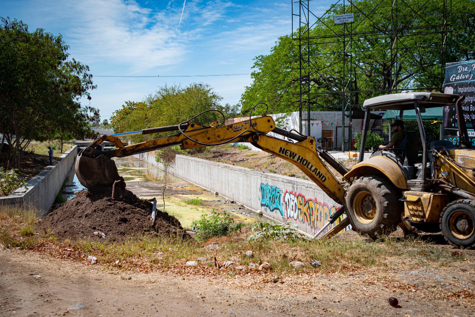$!Gobierno de Culiacán limpia y poda vialidades clave de la ciudad