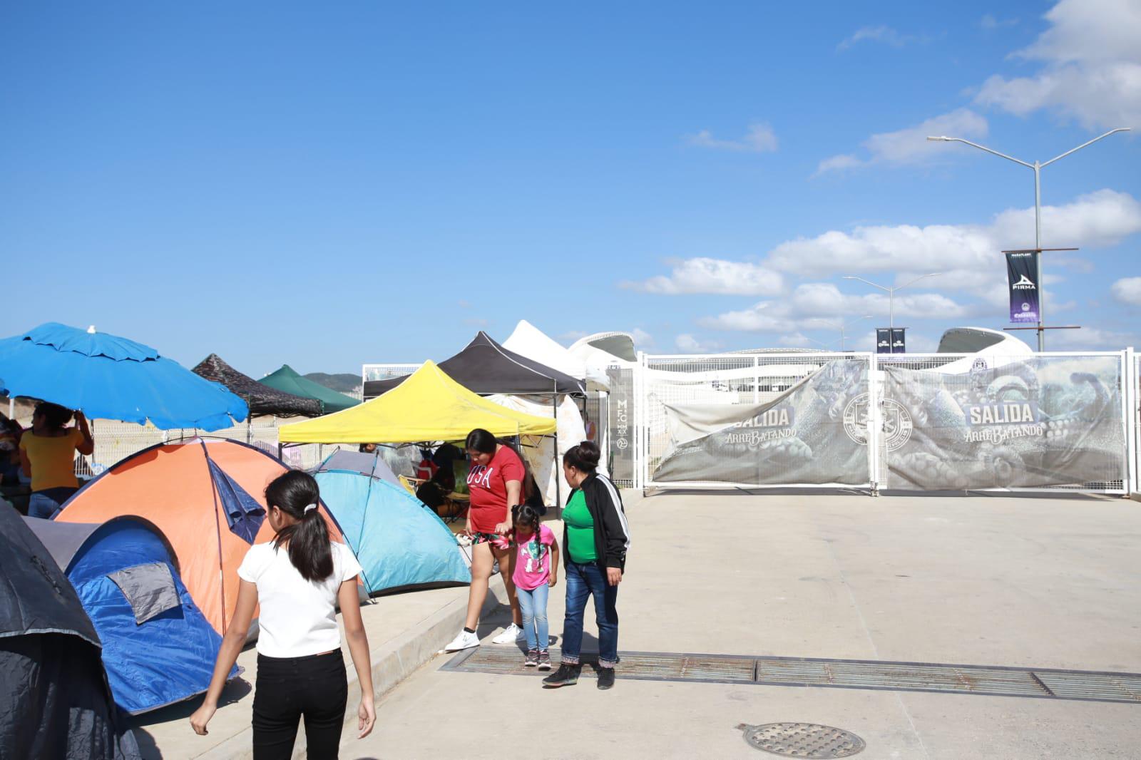 $!Acampan familias afuera del ‘Kraken’ en Mazatlán para concierto de Juan de Dios Pantoja y Kimberly Loaiza