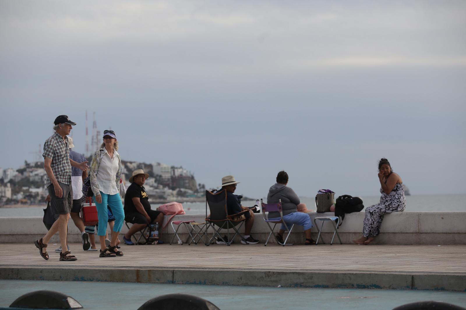 $!Luce Malecón con muy pocas sillas y transeúntes previo al segundo desfile