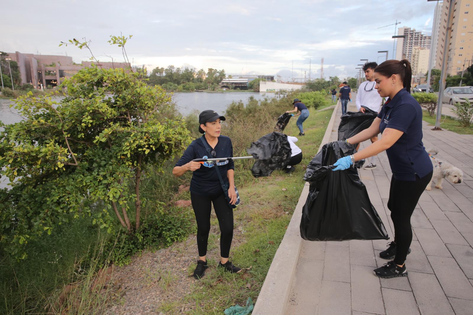 $!Realizan limpieza y dan un respiro a la Laguna del Camarón en Mazatlán