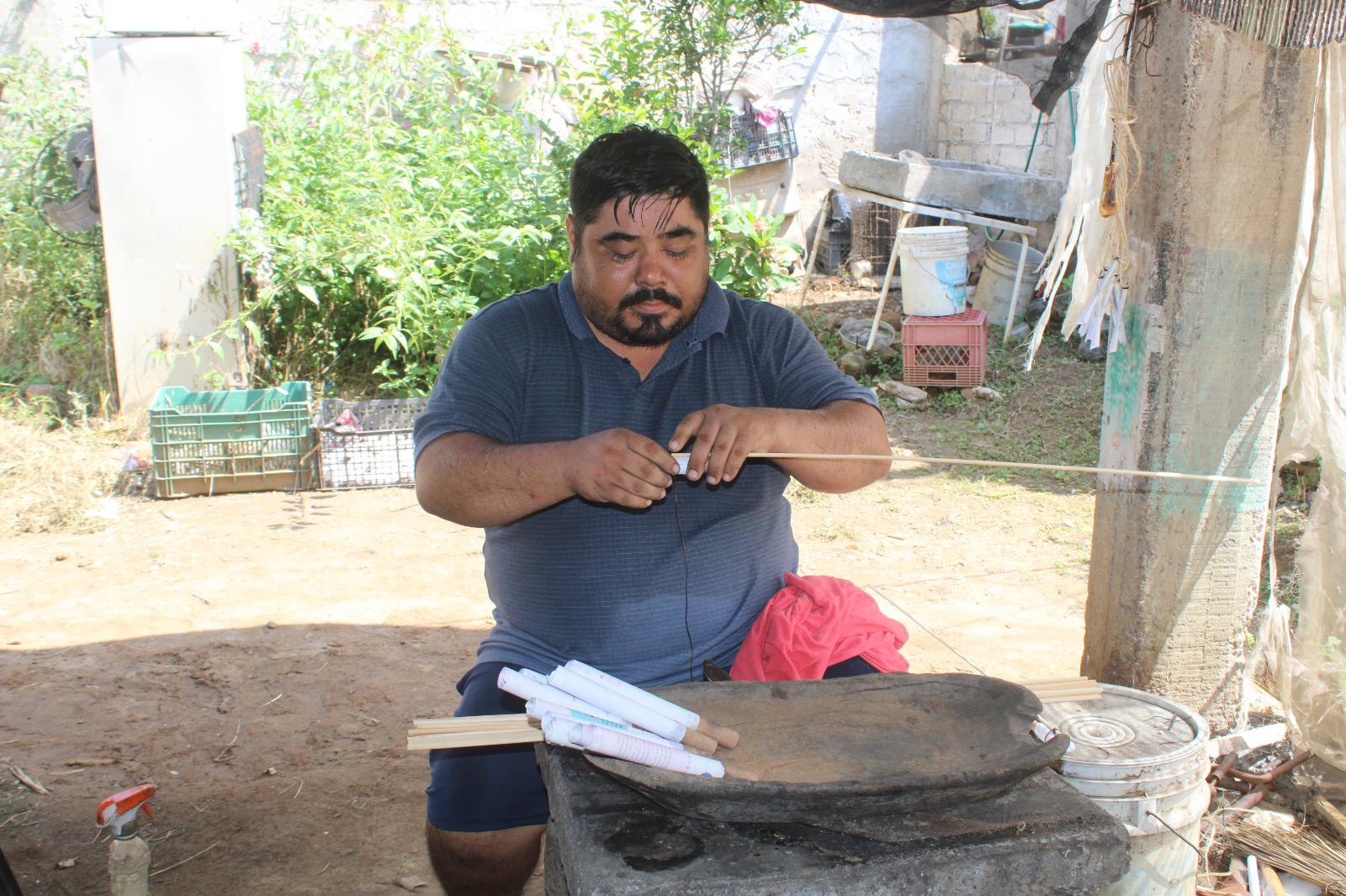 $!Heredan Ramón Santiago y Julio César el oficio artesanal de la pirotecnia en Rosario