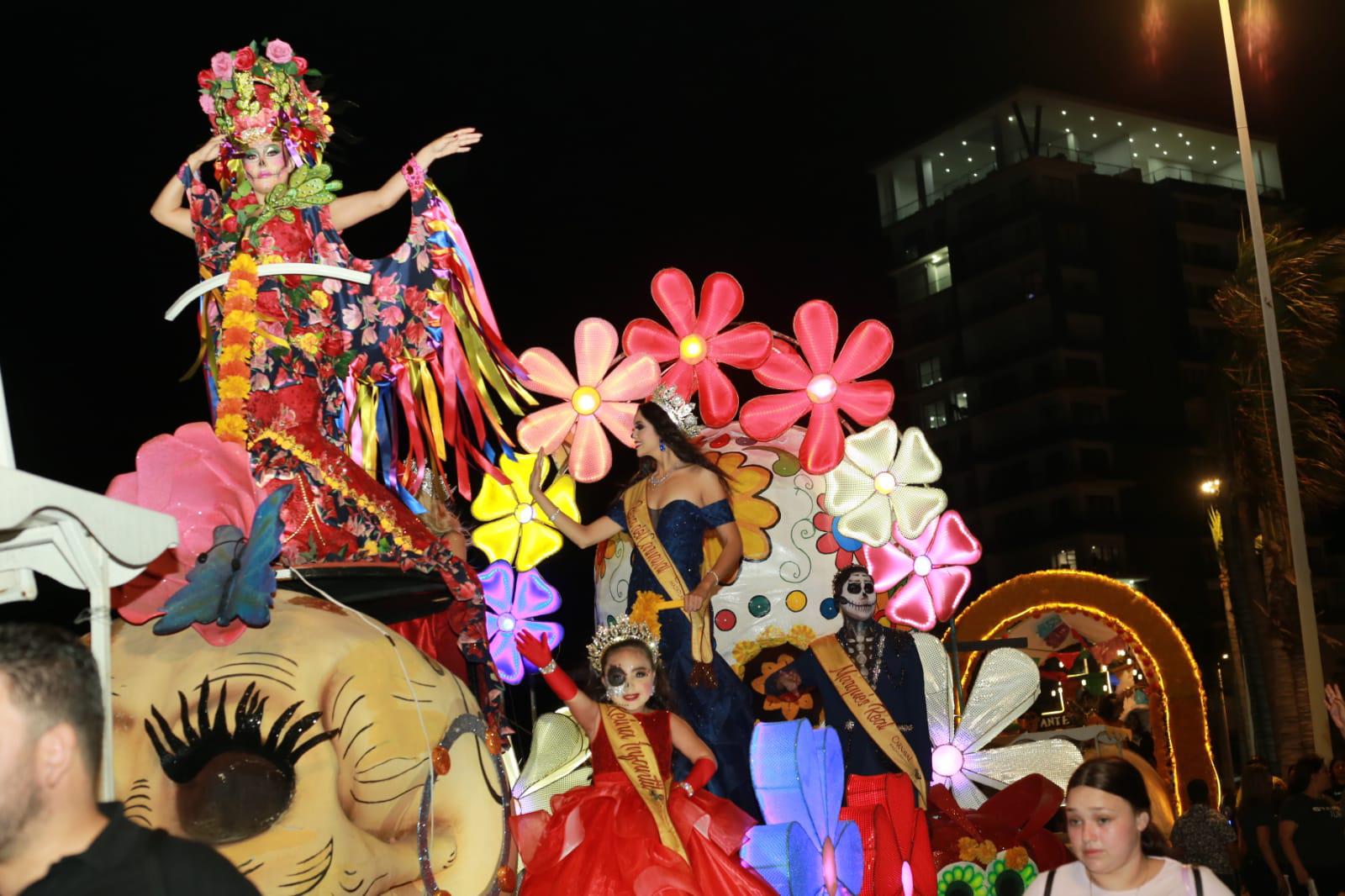 $!Disfrutan miles de personas del desfile del Día de Muertos en Mazatlán