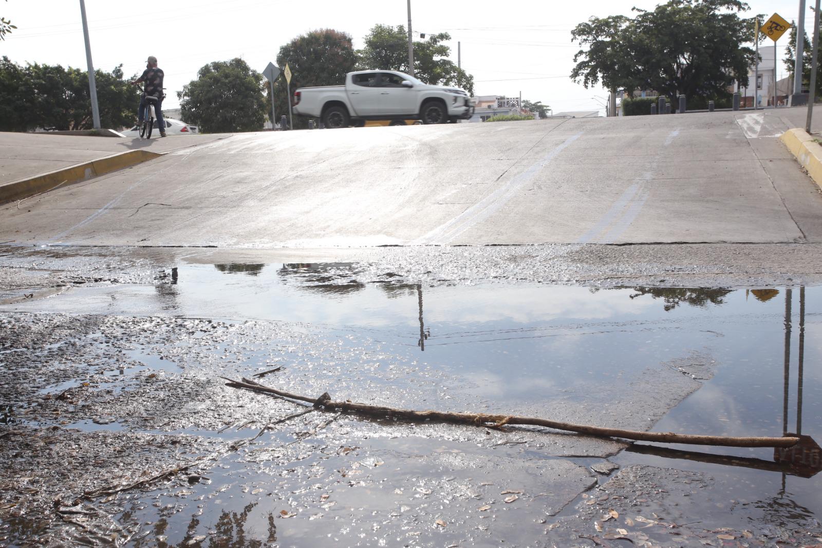 $!Fuga de aguas negras y socavón preocupan a vecinos del Infonavit Playas