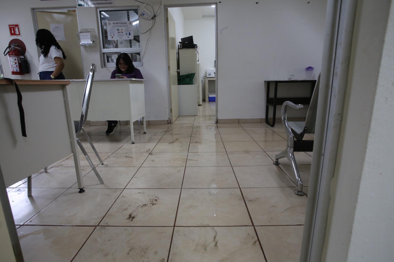 $!Impermeabilizaron pero ahora en Clínica del IMSS Bienestar en Mazatlán les entra más agua