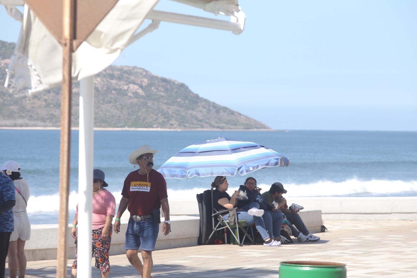 $!Aumentan personas que apartan su lugar en el malecón para el primer desfile del Carnaval