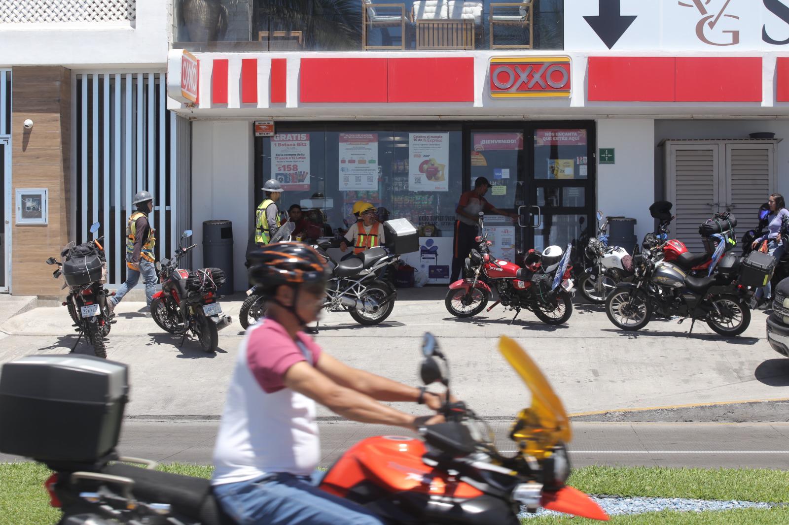$!Bikers nacionales se apoderan de la zona turística de Mazatlán
