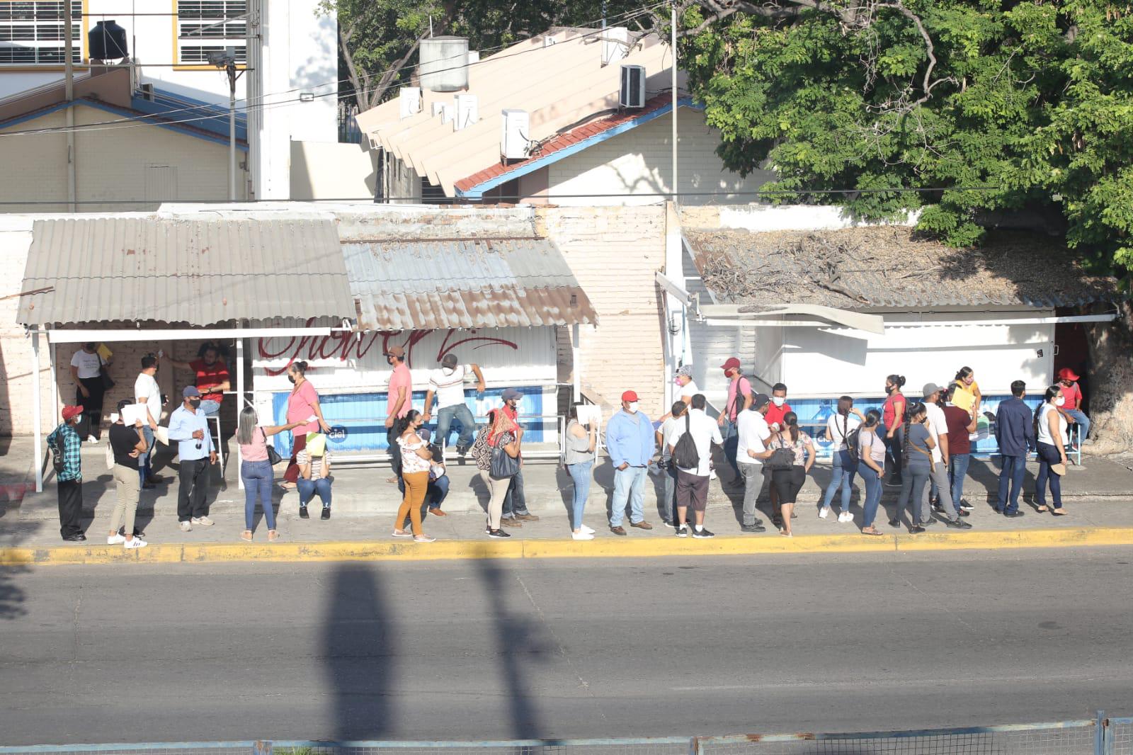 $!Se descontrola jornada de vacunación para rezagados en Mazatlán y cientos se aglomeran