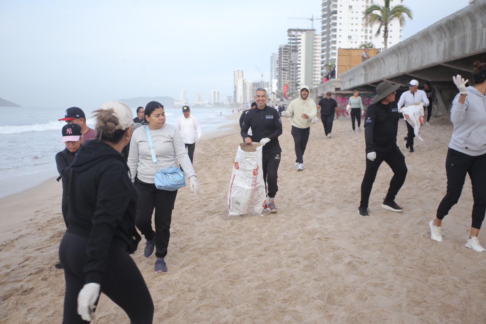 $!Decenas de estudiantes se unen a una nueva jornada de limpieza de playas en Mazatlán