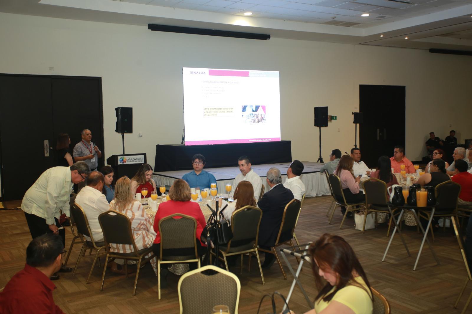 $!Con ponencia magistral, celebran profesionistas de Mazatlán el Día del Contador