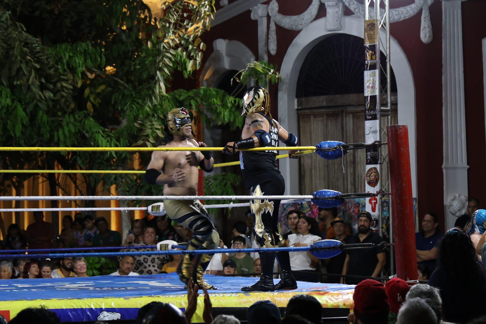 $!Lucha libre llena de adrenalina y ambiente familiar el Centro Histórico de Mazatlán