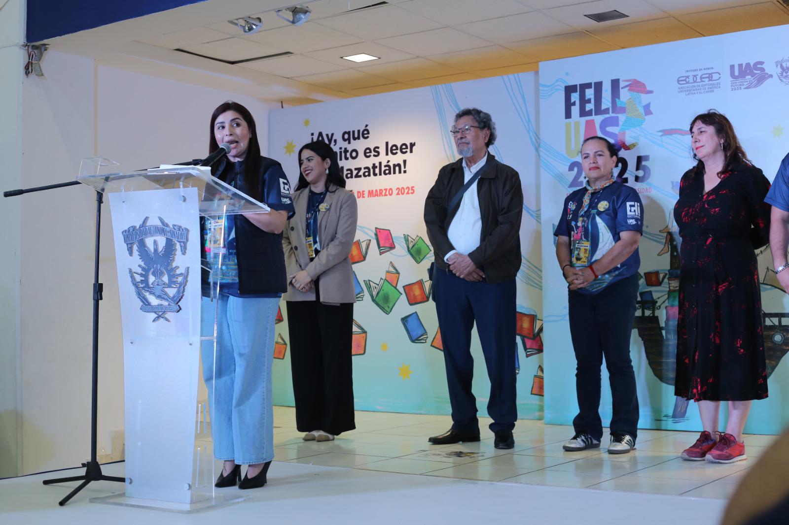 $!El evento del maestro Élmer Mendoza se clausura la fiesta de los libros.