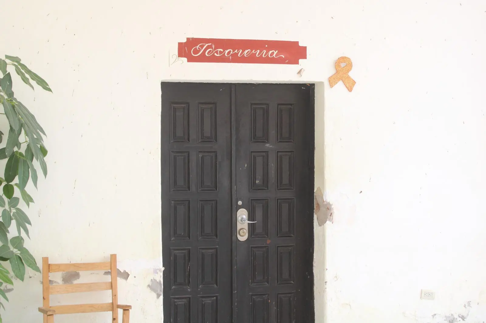 $!Decoran fachada del Ayuntamiento de Rosario; olvidan malas condiciones del resto del edificio