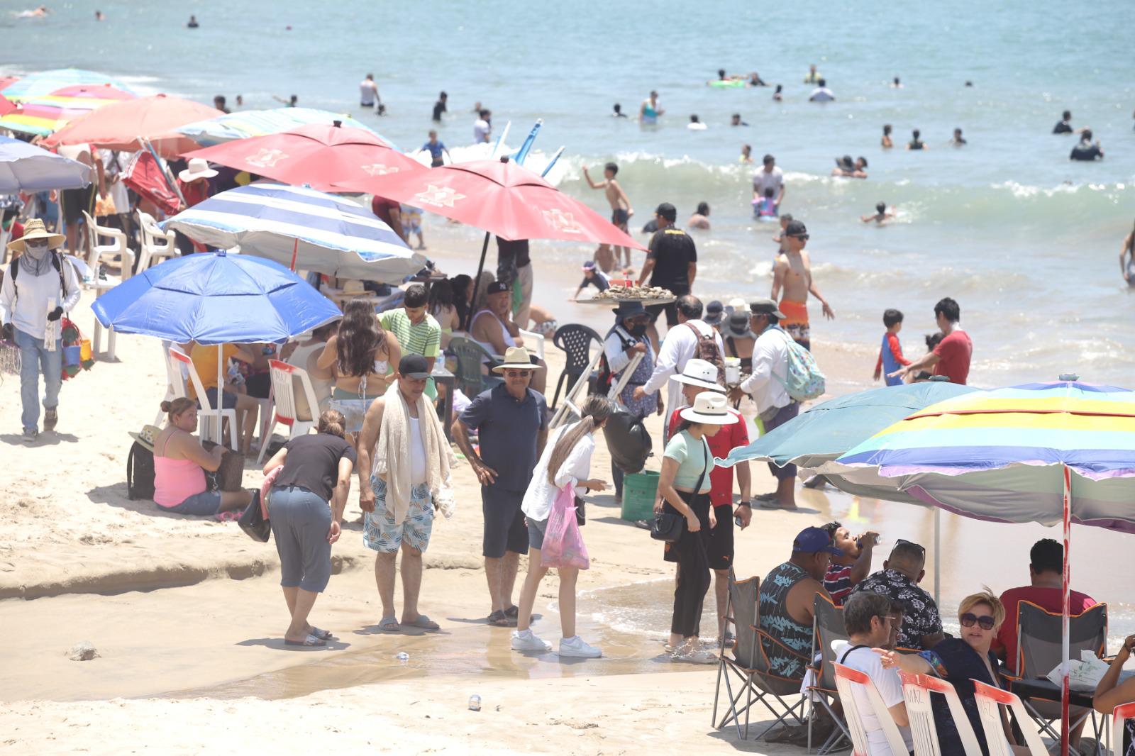 $!Se refrescan en las playas y balnearios de Mazatlán durante el último domingo de julio