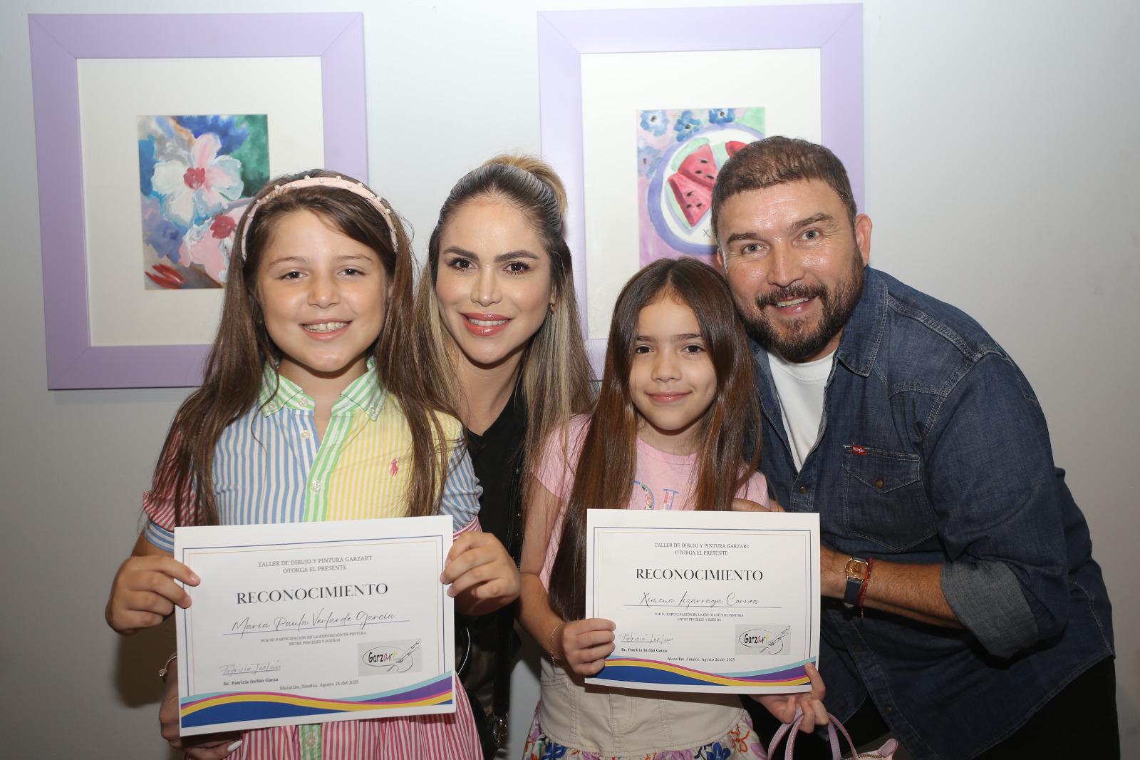 $!Las pequeñas artistas María Paula Velarde García y Ximena Lizárraga Correa entre Celia Correa de Lizárraga y Poncho Lizárraga.
