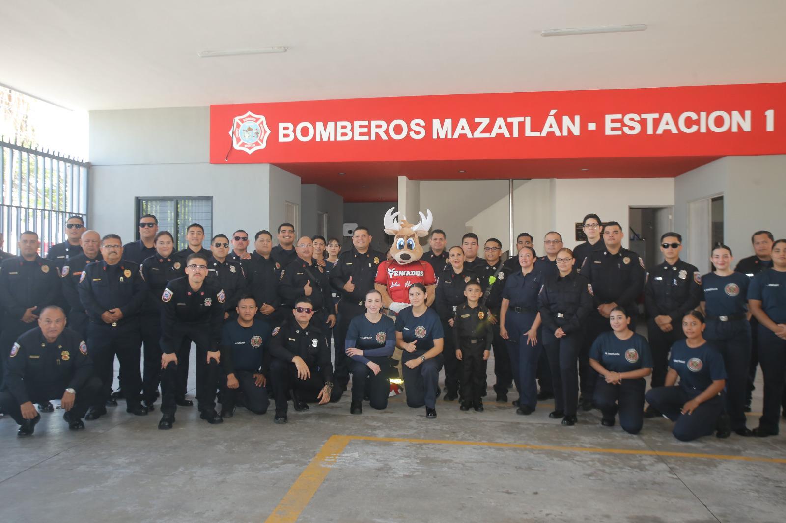 $!Recorren bomberos de Mazatlán las calles del puerto en celebración por su día