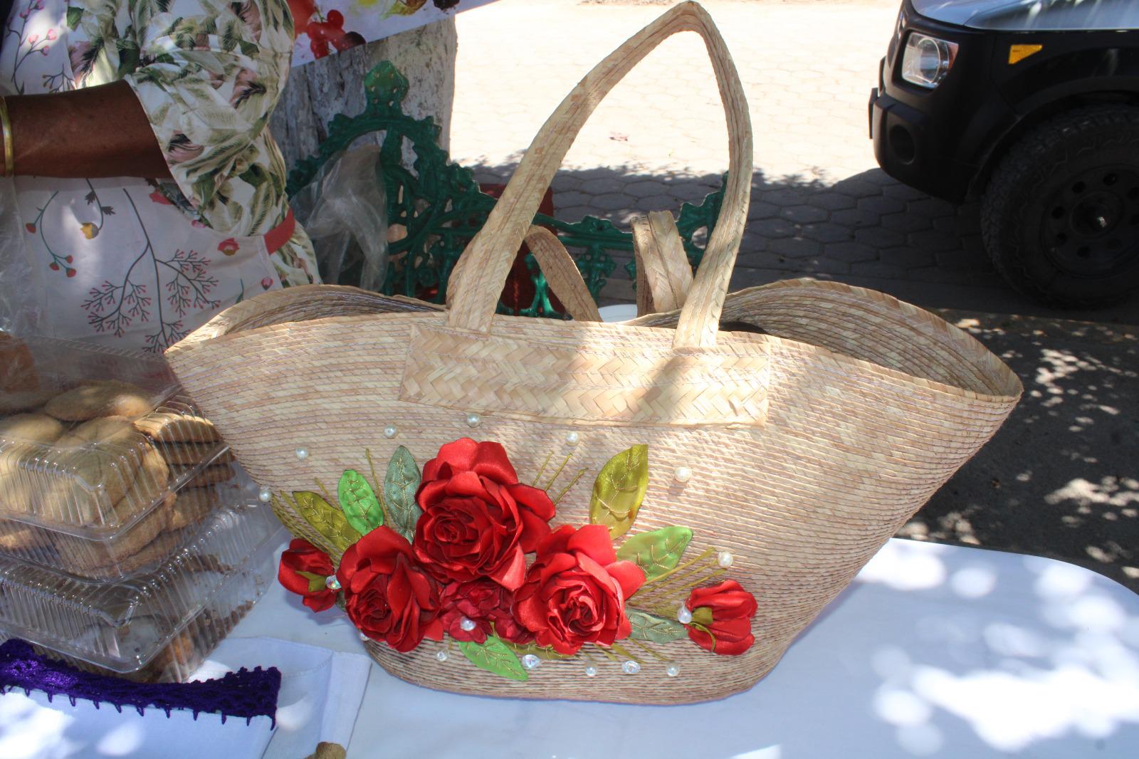 $!María Arcelia crea arte con hilo y aguja en Chametla