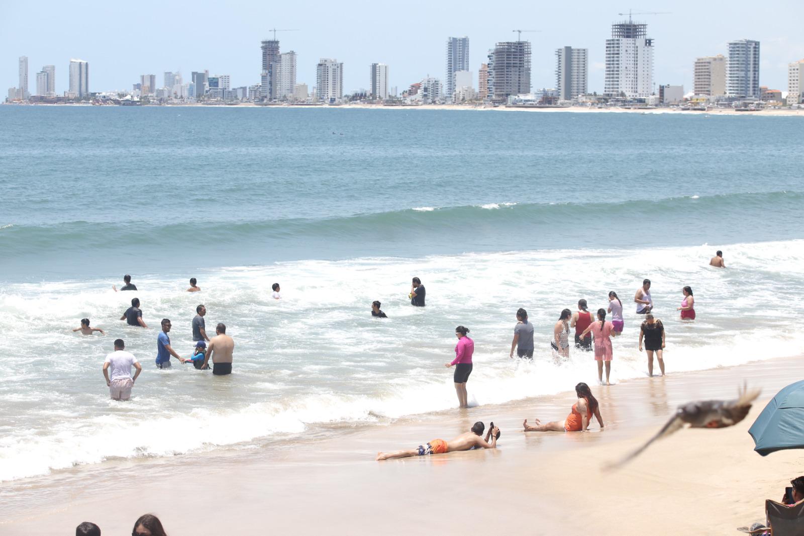 $!Se refrescan en las playas y balnearios de Mazatlán durante el último domingo de julio