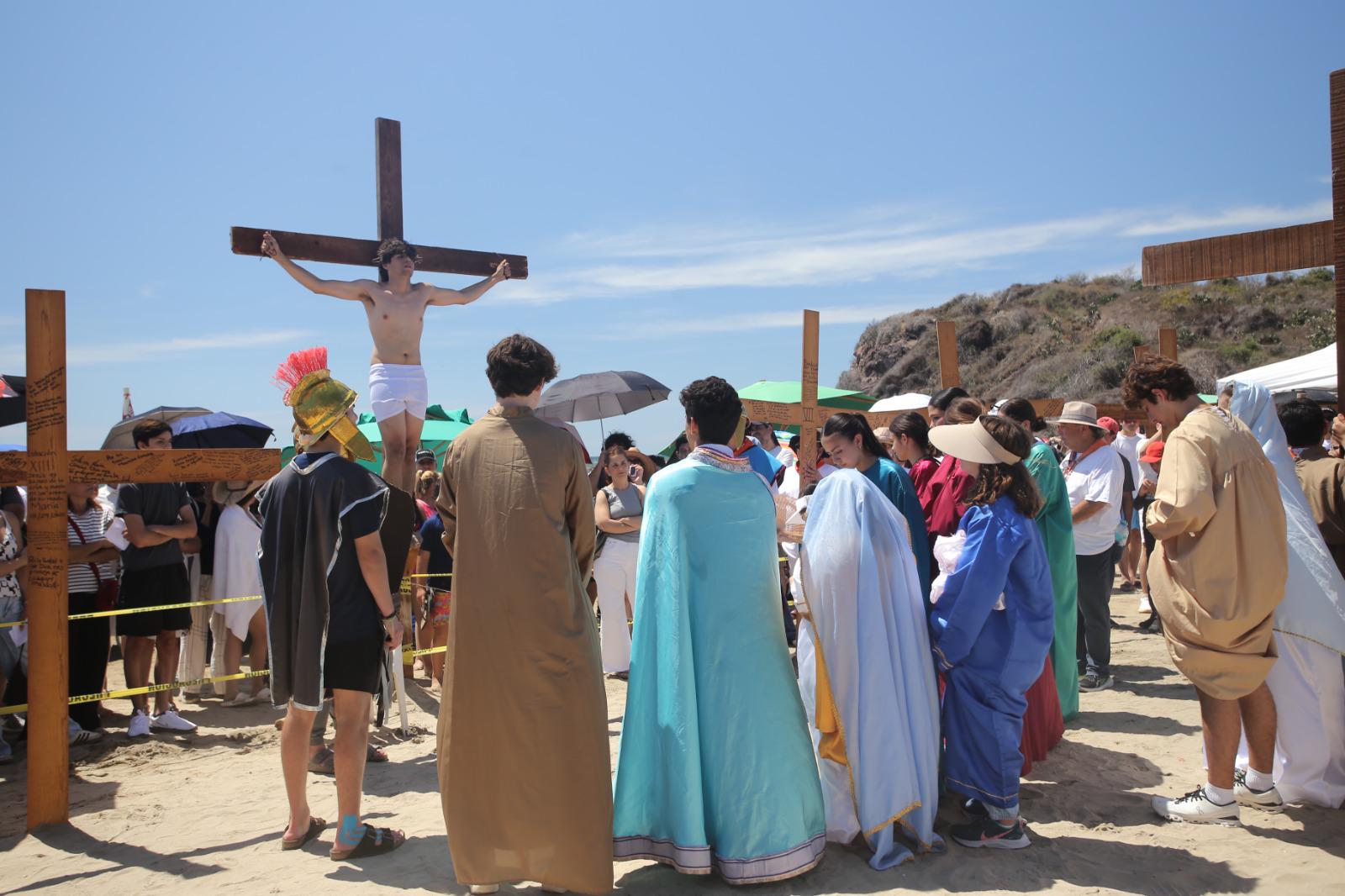 $!Viven con pasión fieles de San Judas el tradicional Viacrucis por la playa