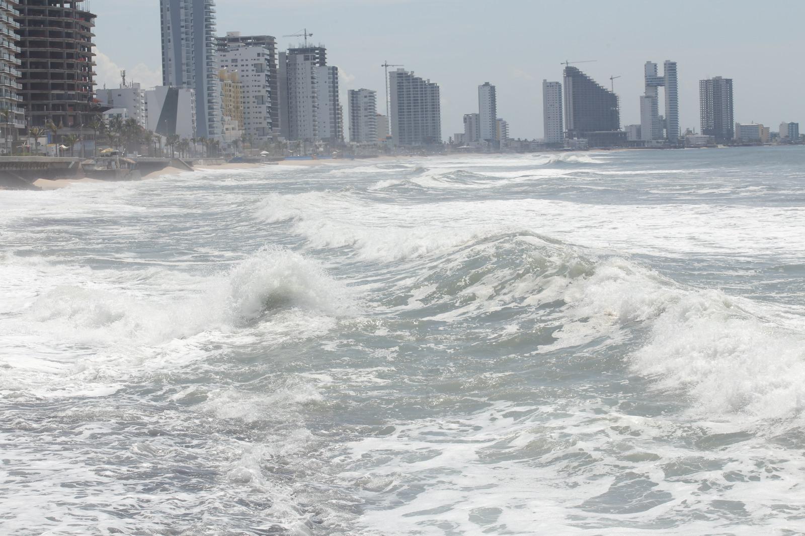 $!Prevalecen marea alta y oleaje elevado en playas de Mazatlán este domingo