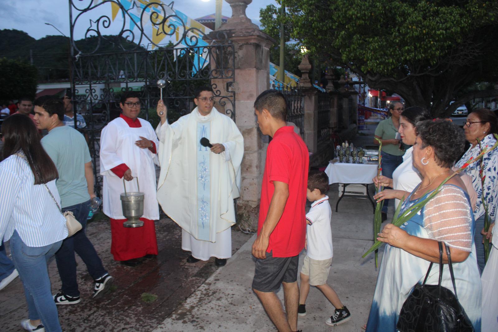 $!Comerciantes peregrinan para pedir a la Virgen del Rosario que vuelva la paz y con ella la prosperidad a sus negocios