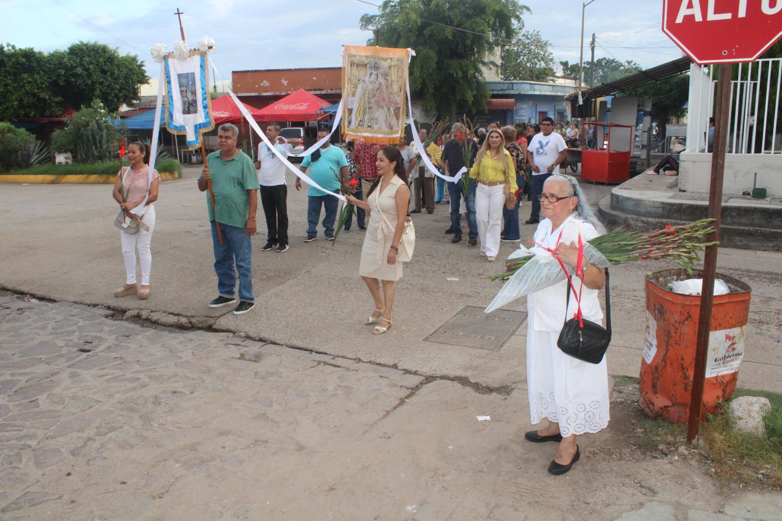 $!Comerciantes peregrinan para pedir a la Virgen del Rosario que vuelva la paz y con ella la prosperidad a sus negocios