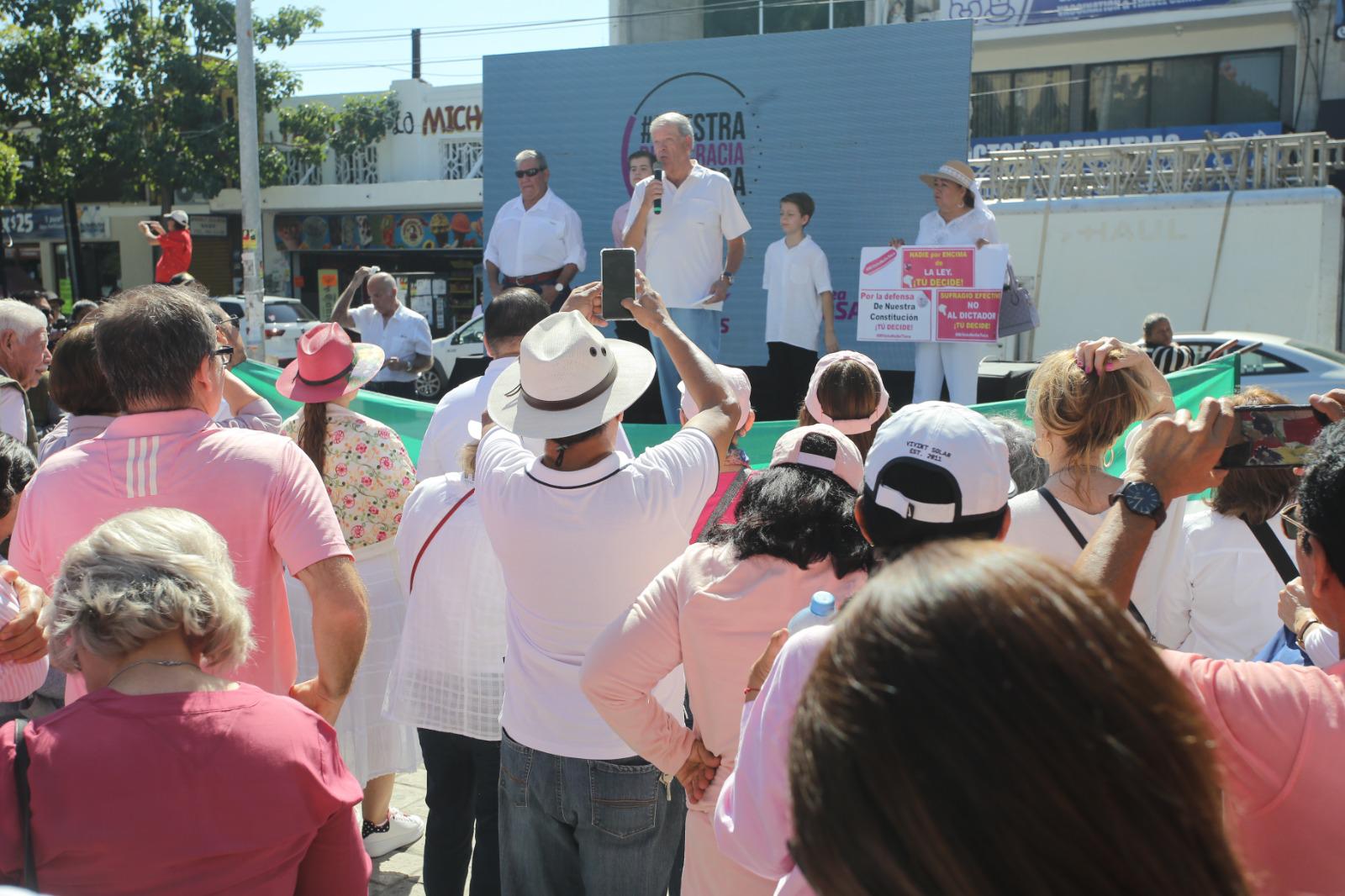 $!En Mazatlán piden elecciones libres y celebran mitin en la Plazuela República