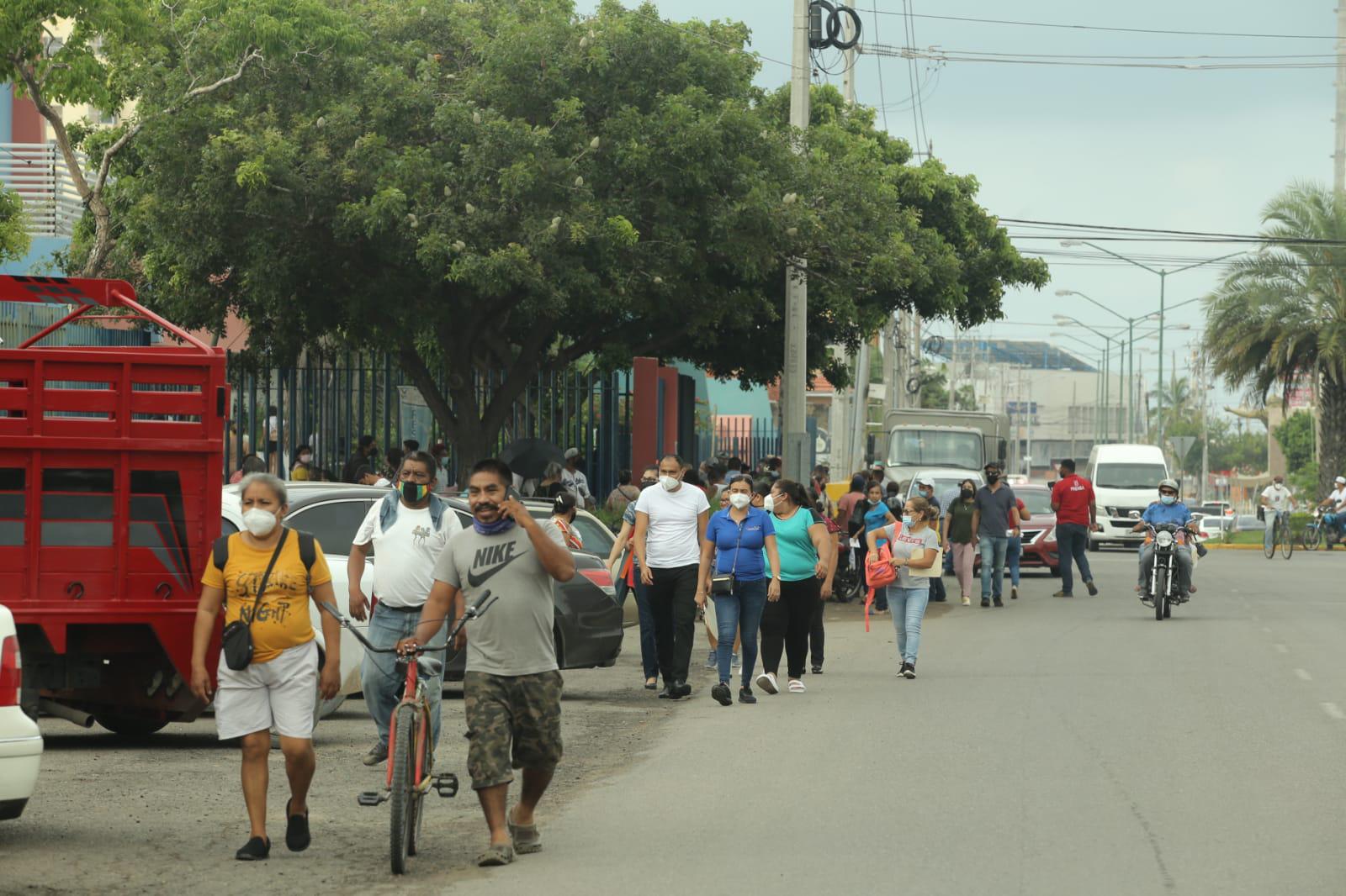 $!Se acaban desde temprano en el Centro de Convenciones de Mazatlán las 500 dosis contra el Covid-19 para personas rezagadas