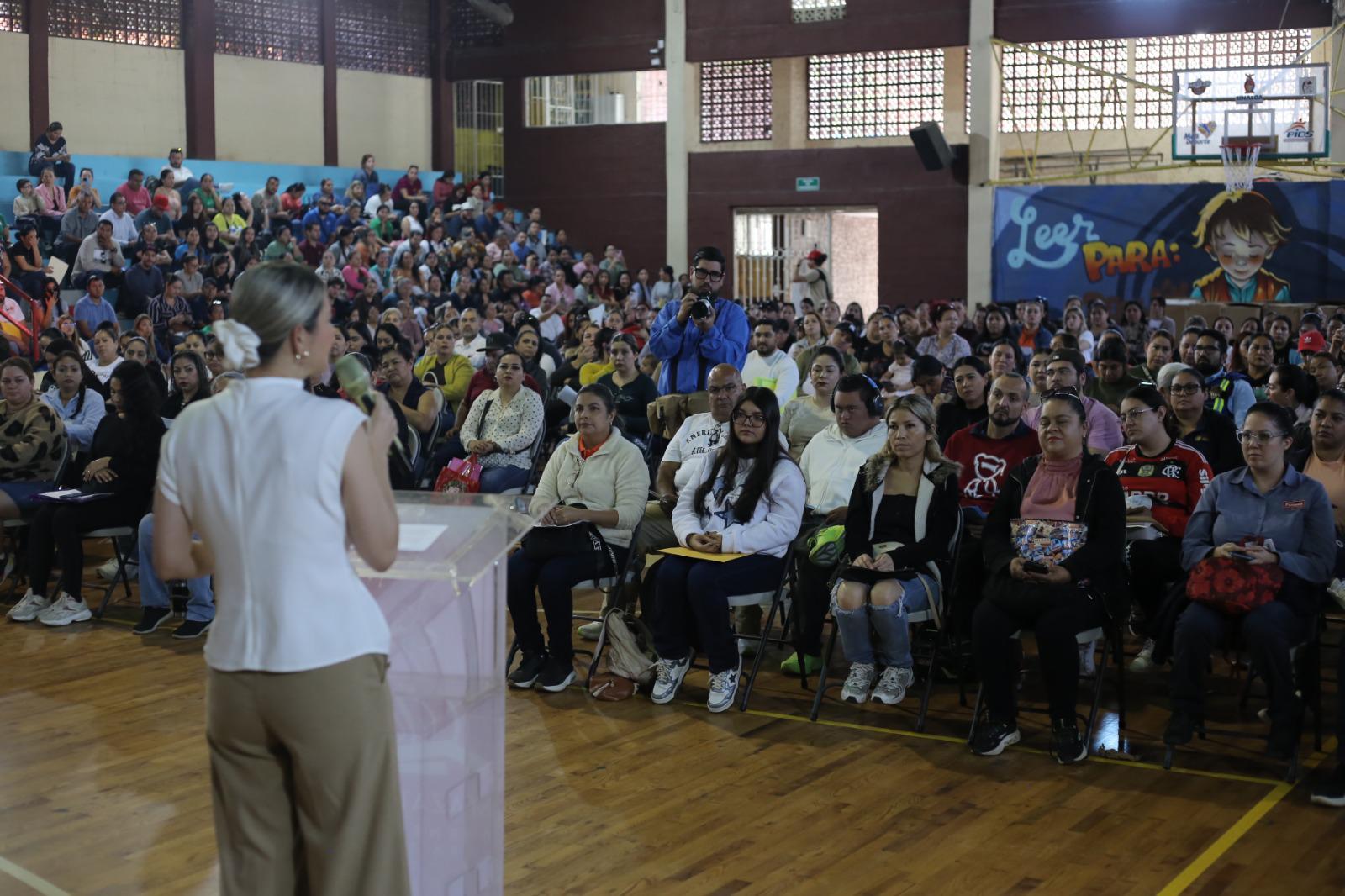 $!Reciben estudiantes de la ETI 5 526 tarjetas de la beca universal Rita Cetina