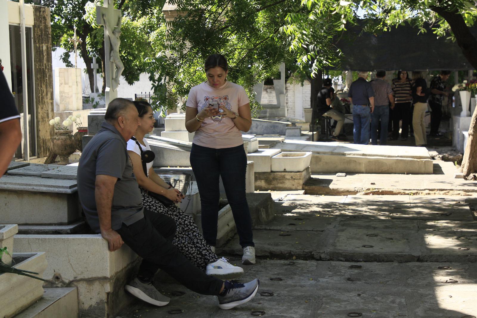 $!Panteones de Culiacán albergan reencuentros familiares en el Día de Muertos