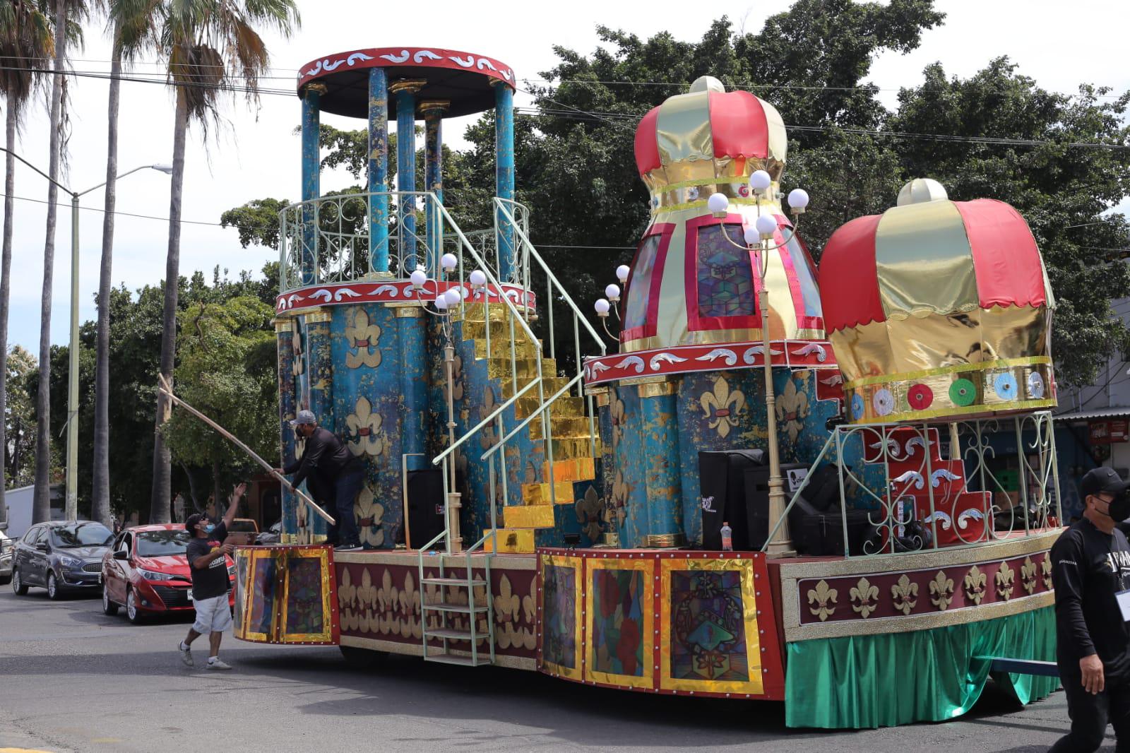 $!Listos, los carros alegóricos del primer desfile del Carnaval de Mazatlán