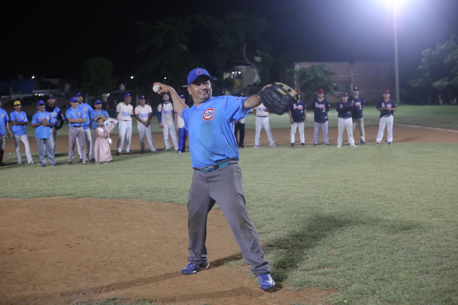$!Cantan Playball en Liga de Meseros al Bat