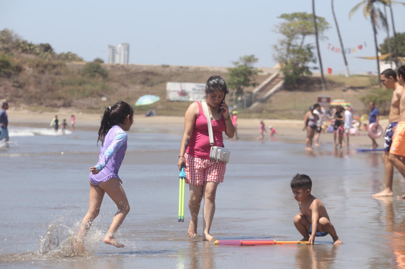 $!Se mantiene buena presencia de bañistas en las playas de Mazatlán
