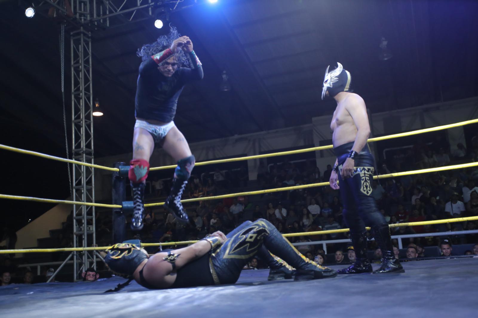 $!Artimañas permiten triunfo sobre Shocker en función de lucha libre