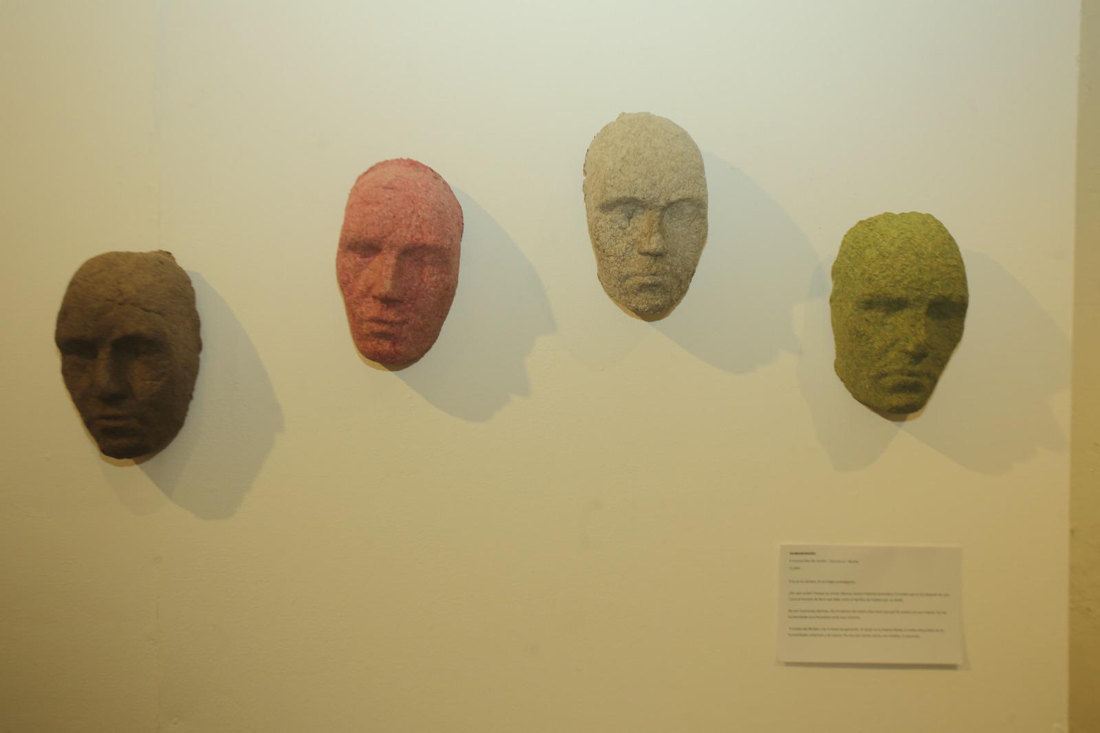 $!Diversas piezas de la exposición reúne materiales, símbolos y formas inspiradas en culturas ancestrales y sus distintas narrativas de creación.