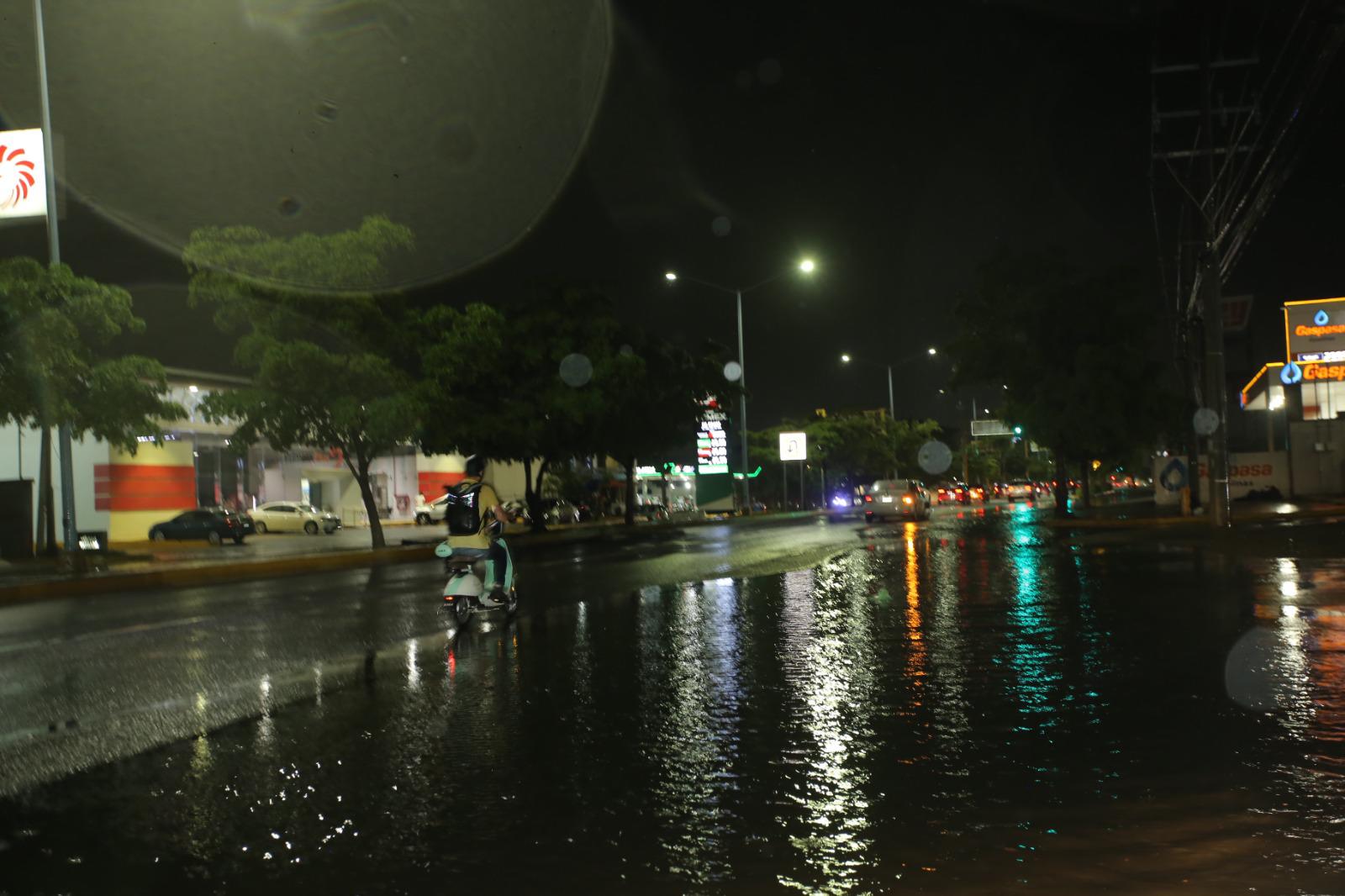 $!En Mazatlán, dejan inundaciones viales vehículos varados y familias trasladadas a sus hogares u hoteles