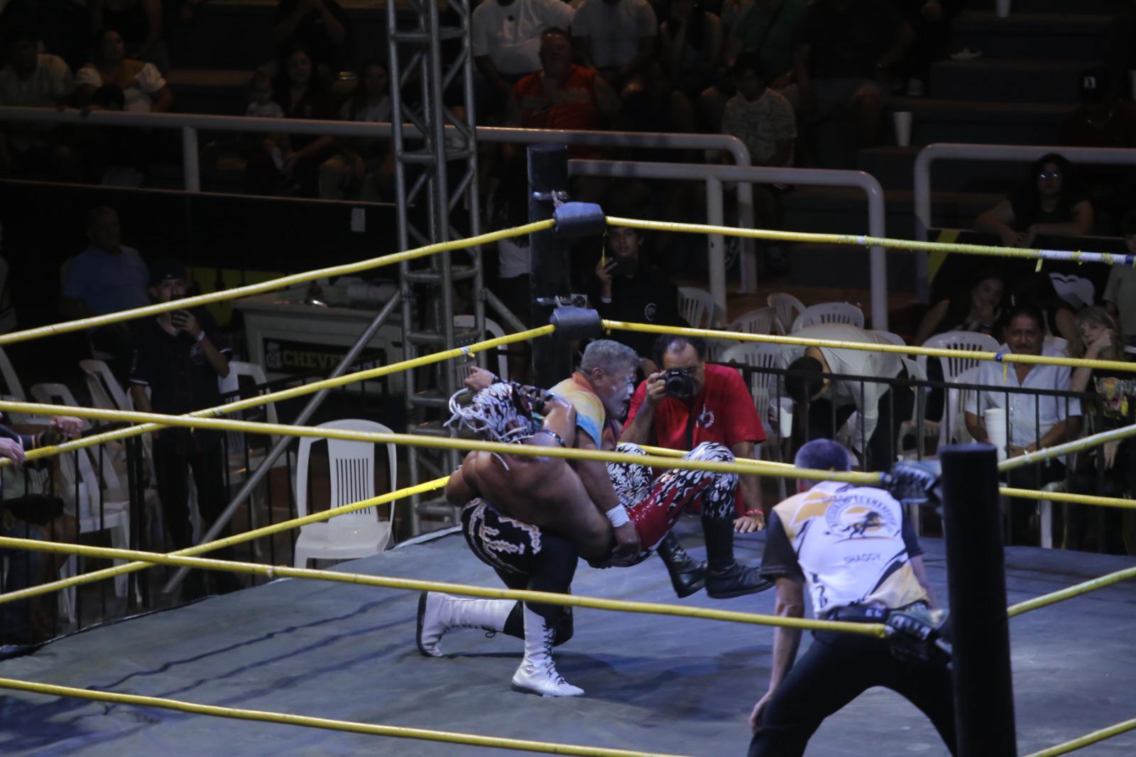 $!Artimañas permiten triunfo sobre Shocker en función de lucha libre