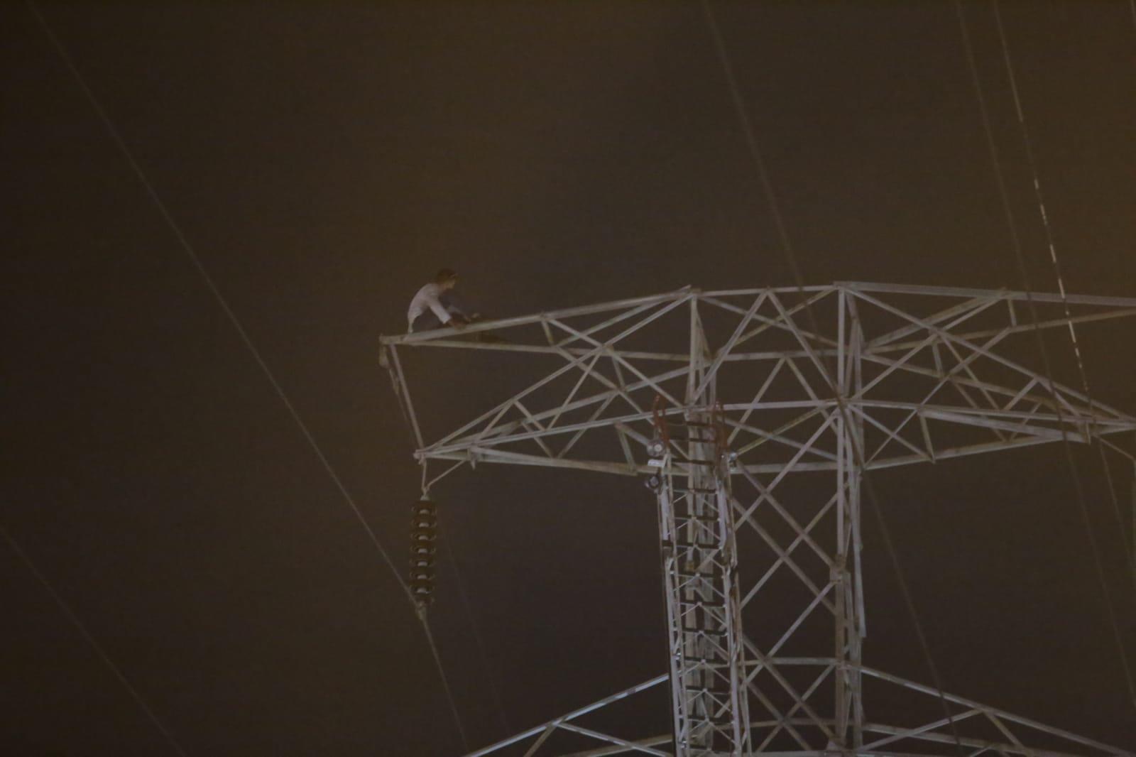 $!Hombre se sube otra vez a torre de 30 metros en Mazatlán y pone en alerta a autoridades
