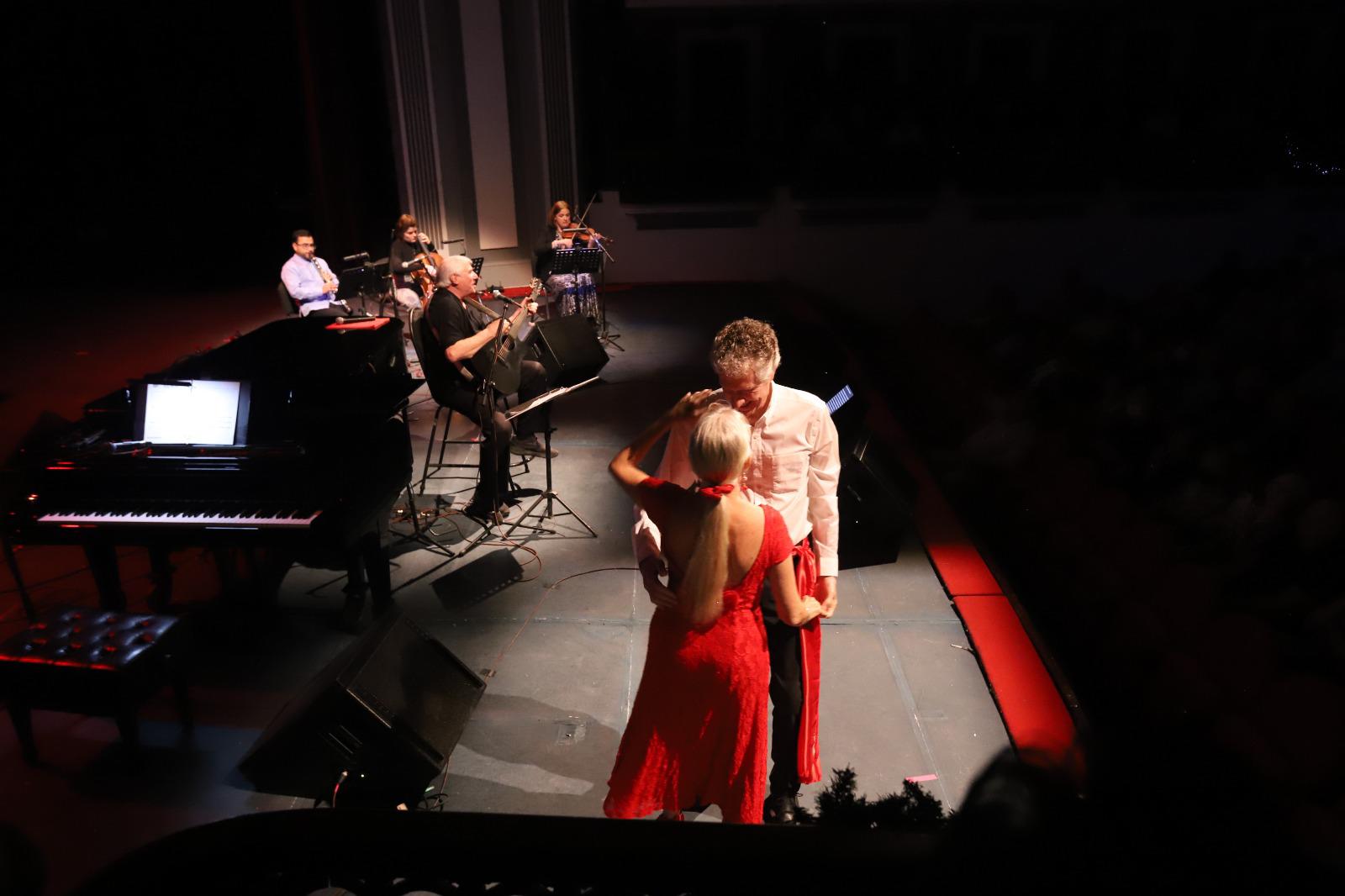 $!Doug Cotler deleitó a los presentes con algunas de su composiciones.