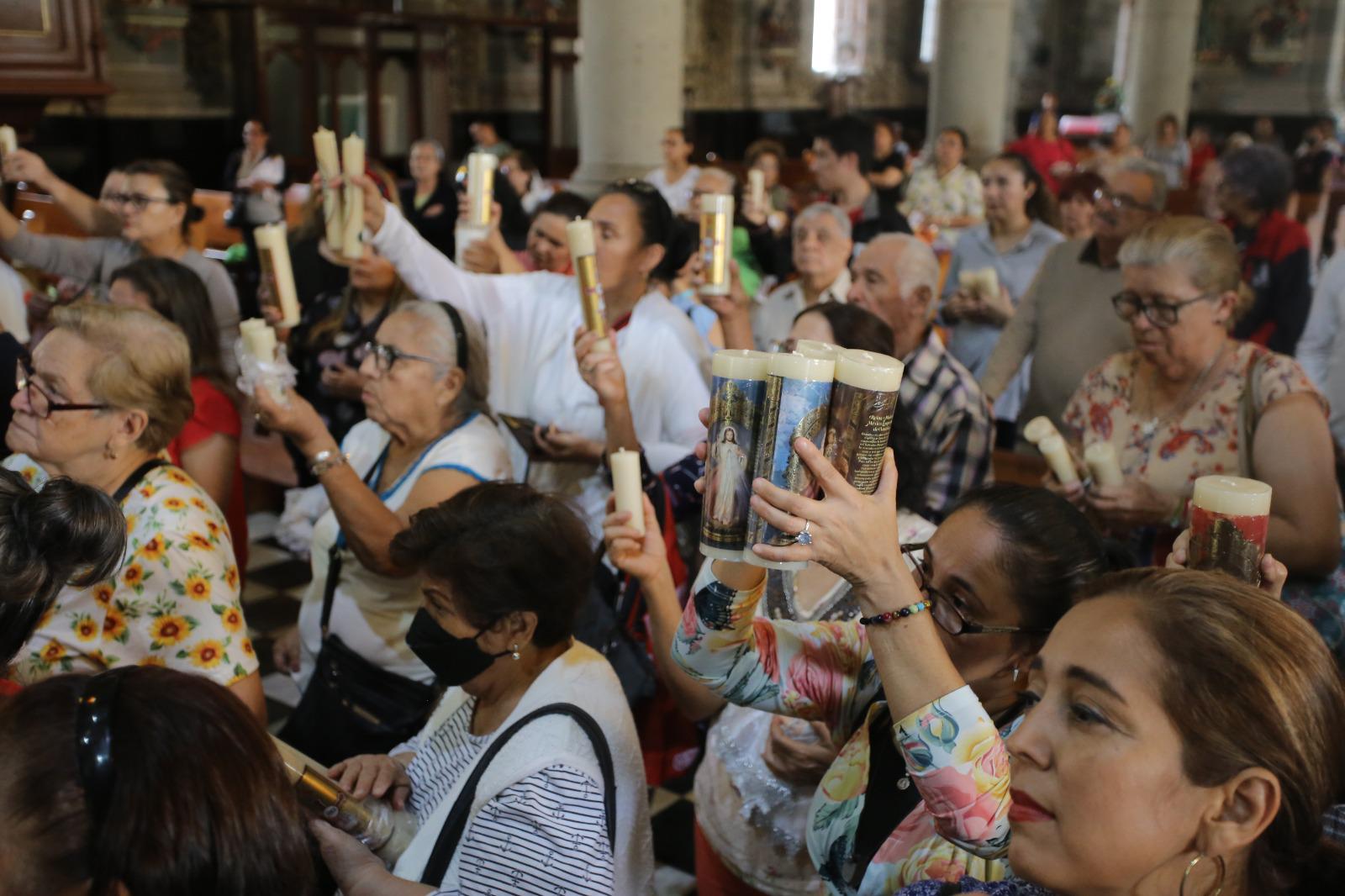$!Bendicen las velas y al Niño Dios en Catedral de Mazatlán