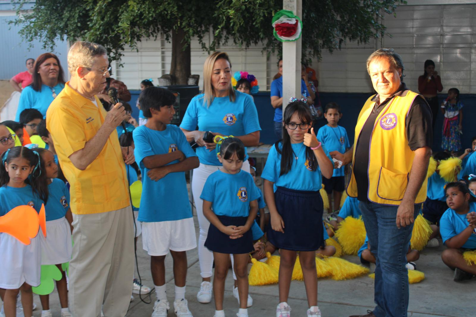 $!Club de Leones entrega apoyos a escuela primaria de Rosario