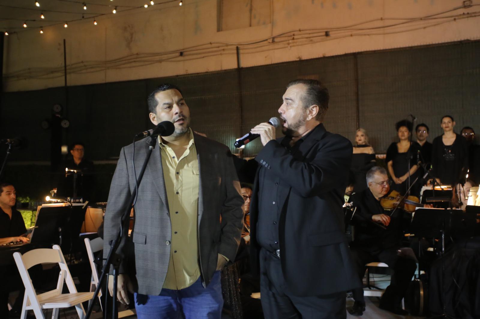 $!El tenor mazatleco Carlos Osuna sorprendió al público con interpretaciones espontáneas que elevaron el espíritu del concierto, aquí junto a Ricardo Rodríguez.