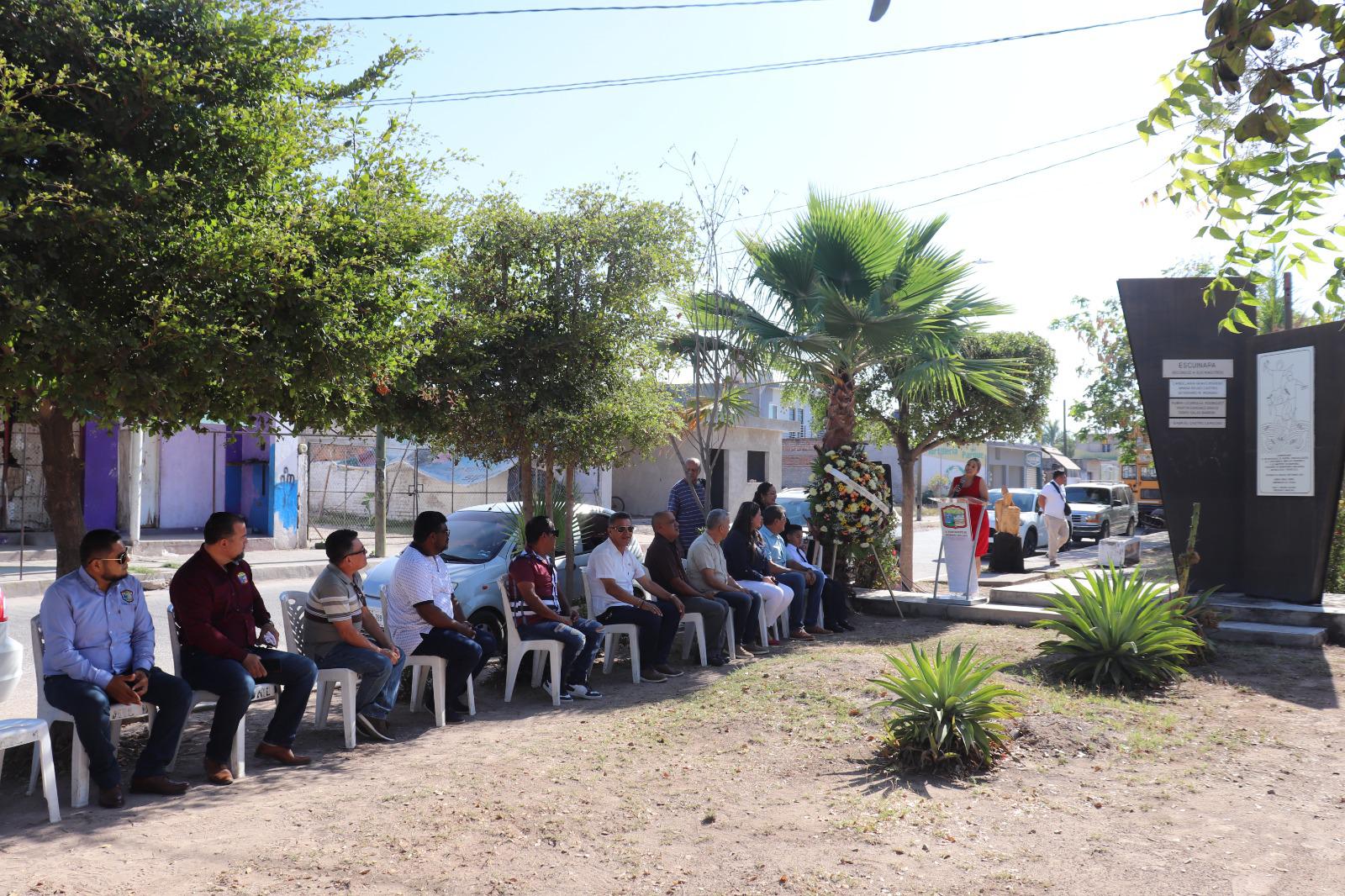 $!Rinden honores a los maestros de Escuinapa en su monumento